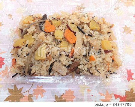 サツマイモ入りの炊き込みごはん 84347709