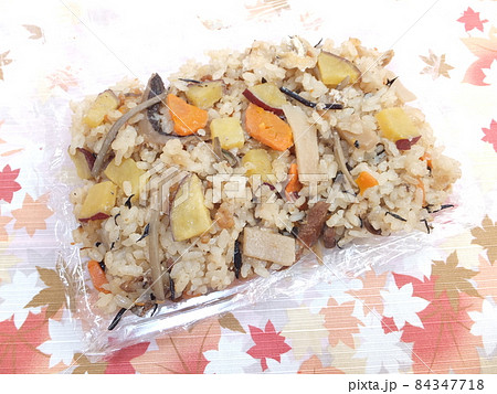 サツマイモ入りの炊き込みごはん 84347718