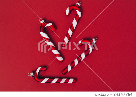 Christmas tree made from christmas lollipops on a red background. Flat lay, top view, copy space. 84347764