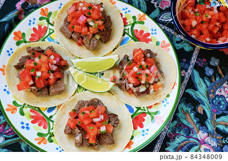 メキシコ料理の美味しいタコス メキシコ料理の美味しいタコス 84348009