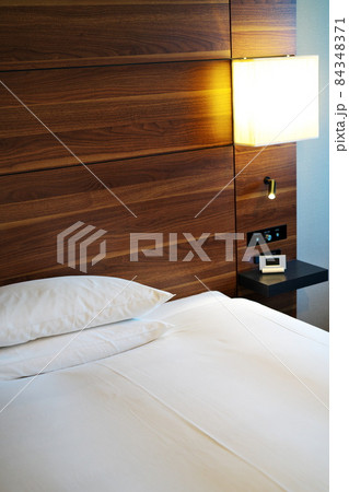 枕元の明かり 84348371