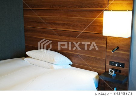 寝室に灯るライト 84348373