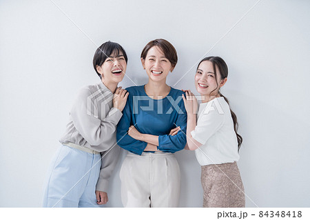 女性　3人　チーム　ポートレート 84348418