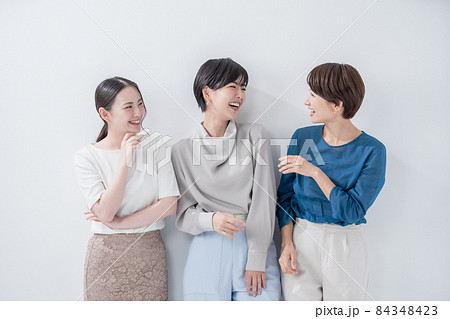 女性　3人　チーム　ポートレート 84348423