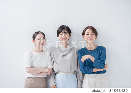 女性 3人 チーム ポートレート 女性 3人 チーム ポートレート 84348429
