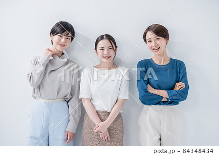 女性 3人 チーム ポートレート 女性 3人 チーム ポートレート 84348434