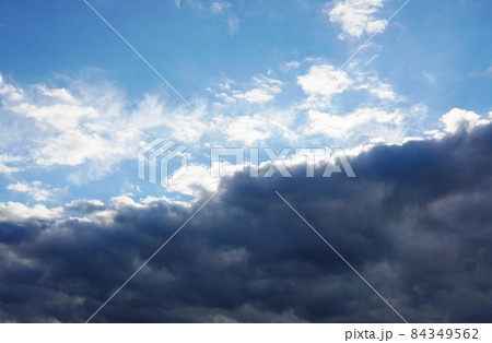 晴れた空から曇りの空への変化 84349562