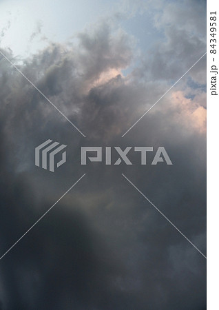 急な雨雲　グレーの曇り空風景 84349581