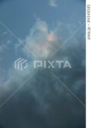 急な雨雲　グレーの曇り空風景 84349585