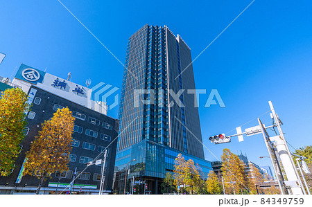 日本の東京都市景観 四谷見附北の交差点前にあるコモレ四谷などを望む 84349759