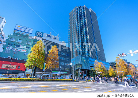 日本の東京都市景観 四谷見附北の交差点やコモレ四谷、しんみち通りなどを望む 日本の東京都市景観 四谷見附北の交差点やコモレ四谷、しんみち通りなどを望む 84349916