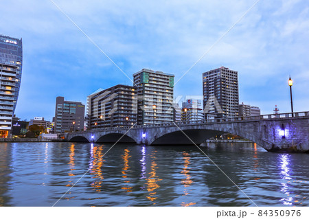 信濃川水上バスから見た信濃川夕景 84350976