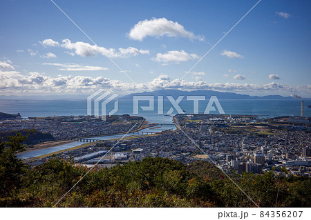日本の兵庫県赤穂市の雄鷹台山のドウダンツツジの美しい紅葉 84356207