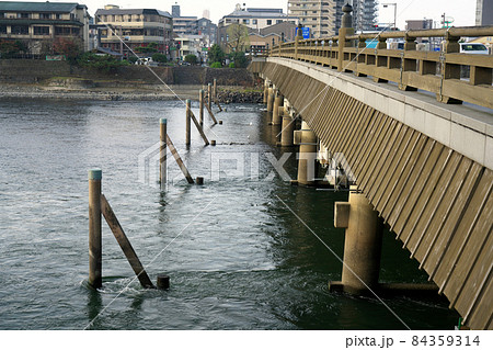 宇治市の宇治橋と張り出し 84359314