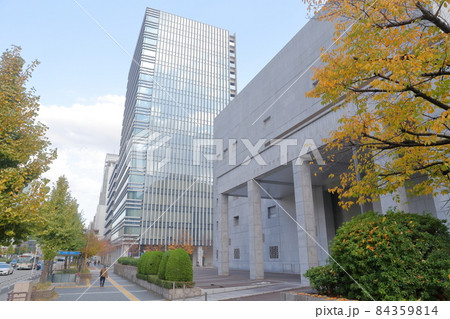紅葉の時期の都市風景（日本銀行名古屋支店　愛知県 名古屋市） 84359814