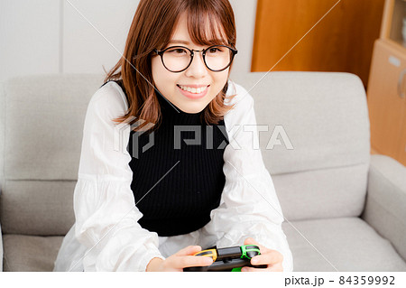 自宅でゲームをする女性 自宅でゲームをする女性 84359992