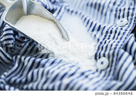 洋服のつけ置き洗い　洗濯のイメージ素材 84360648