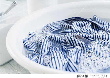 洋服のつけ置き洗い 洗濯のイメージ素材 洋服のつけ置き洗い 洗濯のイメージ素材 84360651