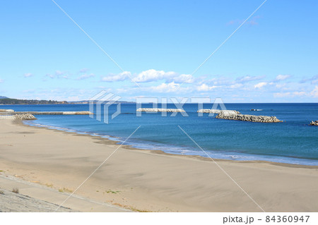 小泉海岸「小泉海水浴場」の白い砂浜、宮城県気仙沼市本吉町 84360947
