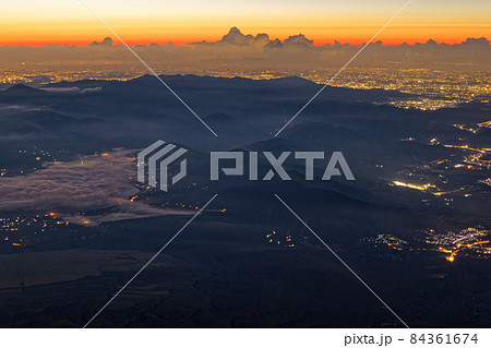 富士山から見る夜明けの丹沢山地と横浜方面の夜景 84361674