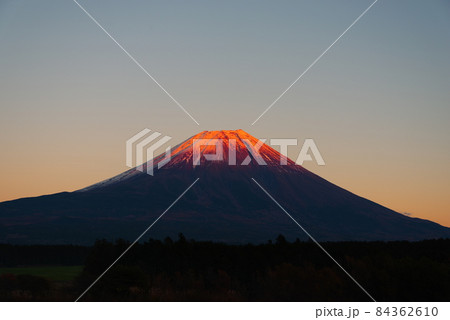 朝霧高原か望む夕日に赤く染まる富士山 84362610