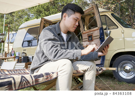 若い男 若い男性 キャンプ 84363108
