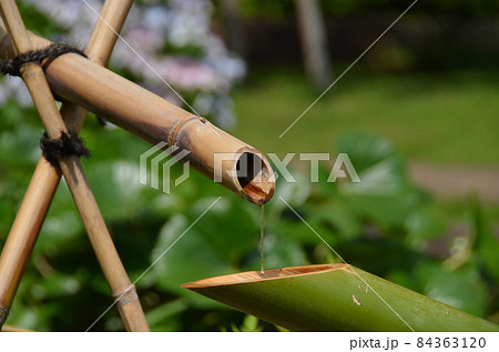 肥後細川庭園　日本庭園のなかで水が流れる竹のししおどし・鹿威し・鹿脅し・獅子脅し 84363120