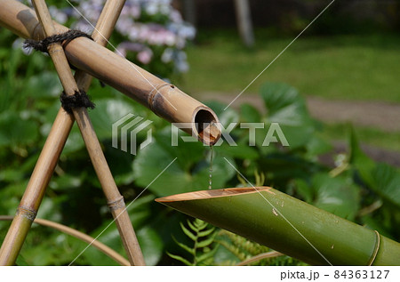 肥後細川庭園　日本庭園のなかで水が流れる竹のししおどし・鹿威し・鹿脅し・獅子脅し 84363127