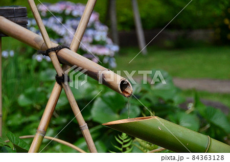 肥後細川庭園　日本庭園のなかで水が流れる竹のししおどし・鹿威し・鹿脅し・獅子脅し 84363128