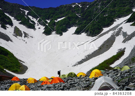 夏の北アルプス登山　涸沢カールの風景 84363208