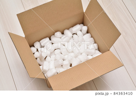 段ボール箱と緩衝材 84363410
