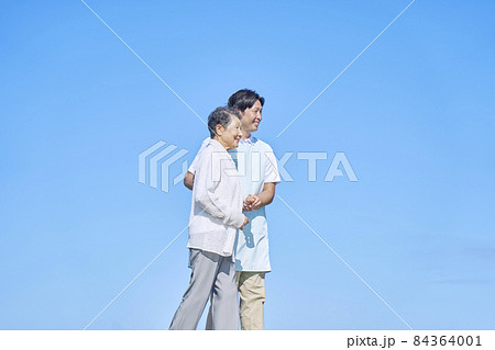 介護士と高齢者　屋外 84364001