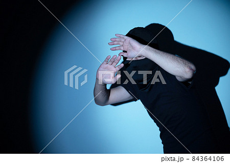 ホームセキュリティに使えそうな逃走中に見つかってライトを浴びる強盗 アップ　コピースペースあり 84364106