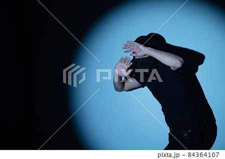 ホームセキュリティに使えそうな逃走中に見つかってライトを浴びる強盗 アップ コピースペースあり ホームセキュリティに使えそうな逃走中に見つかってライトを浴びる強盗 アップ コピースペースあり 84364107