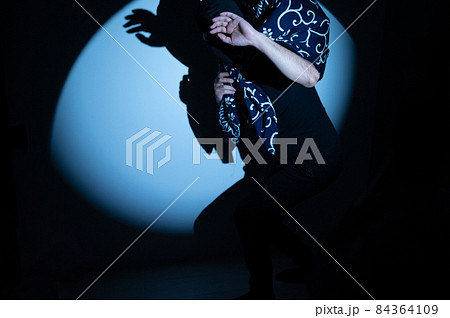 アラフォーあたりに響く昭和の唐草模様の風呂敷を持った強盗のイメージ コピースペースあり	 84364109