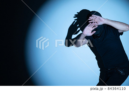 ホームセキュリティに使えそうな逃走中に見つかってライトを浴びる強盗 アップ コピースペースあり ホームセキュリティに使えそうな逃走中に見つかってライトを浴びる強盗 アップ コピースペースあり 84364110