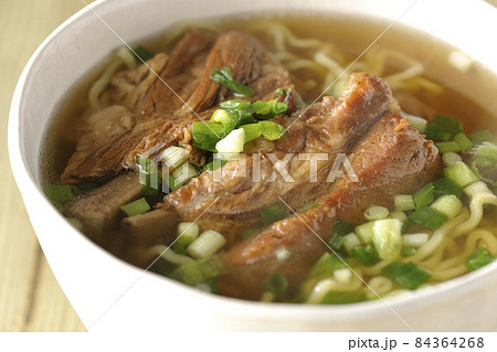 大きめのスペアリブが乗っている沖縄そば 大きめのスペアリブが乗っている沖縄そば 84364268