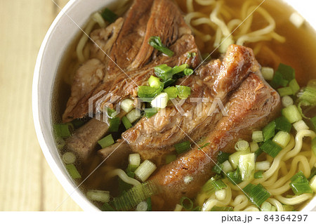 大きめのスペアリブが乗っている沖縄そばを俯瞰で撮影 84364297