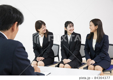 就活生と面接官(相談・笑顔) 就活生と面接官(相談・笑顔) 84364377