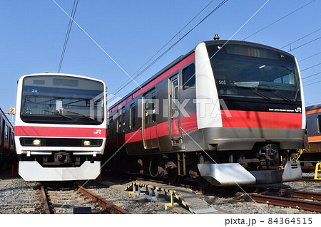 車両基地で並ぶ京葉線の209系500番台とE233系5000番台 84364515