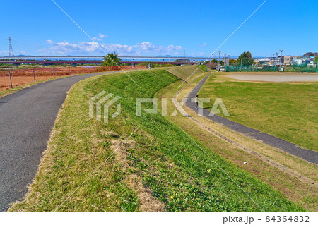 東京都立川市錦町5丁目付近から多摩川河川敷を見る 東京都立川市錦町5丁目付近から多摩川河川敷を見る 84364832