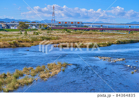 東京都日野市の日野橋から多摩川と立日橋(たっぴばし)方面を見る 東京都日野市の日野橋から多摩川と立日橋(たっぴばし)方面を見る 84364835
