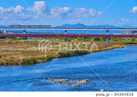 東京都日野市の日野橋から多摩川と立日橋(たっぴばし)方面を見る 東京都日野市の日野橋から多摩川と立日橋(たっぴばし)方面を見る 84364838