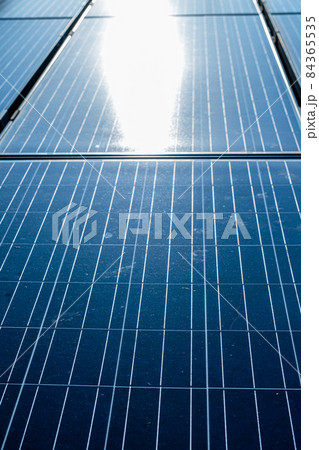 太陽光発電パネルと陽光 84365535