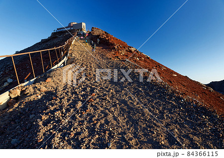 朝の富士山・剣ヶ峰の登山道 朝の富士山・剣ヶ峰の登山道 84366115