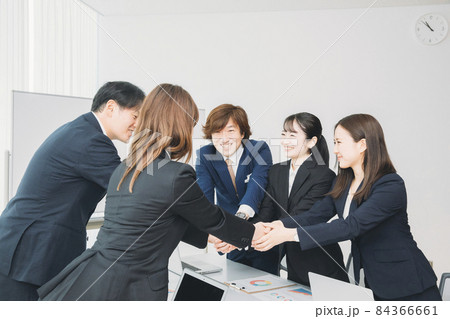 会議室にいるスーツ姿の男女(契約・握手) 会議室にいるスーツ姿の男女(契約・握手) 84366661