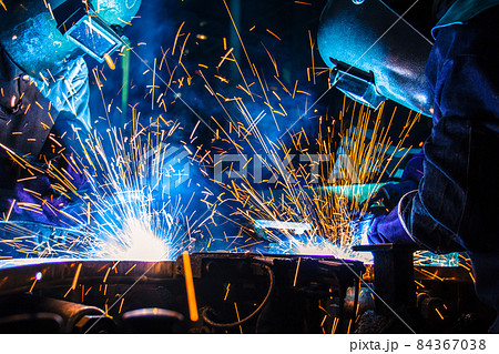 Teamworker with protective mask welding metal Teamworker with protective mask welding metal 84367038