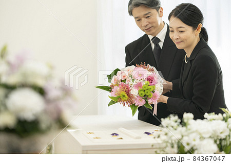 棺に花束を供えるミドルの男女 家族葬 自宅葬イメージ 棺に花束を供えるミドルの男女 家族葬 自宅葬イメージ 84367047