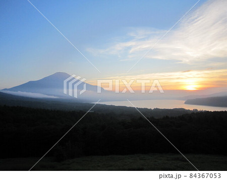 夕暮れの山中湖と富士山 夕暮れの山中湖と富士山 84367053