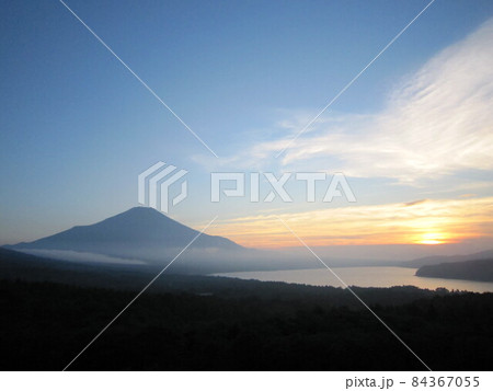 夕暮れの山中湖と富士山 夕暮れの山中湖と富士山 84367055
